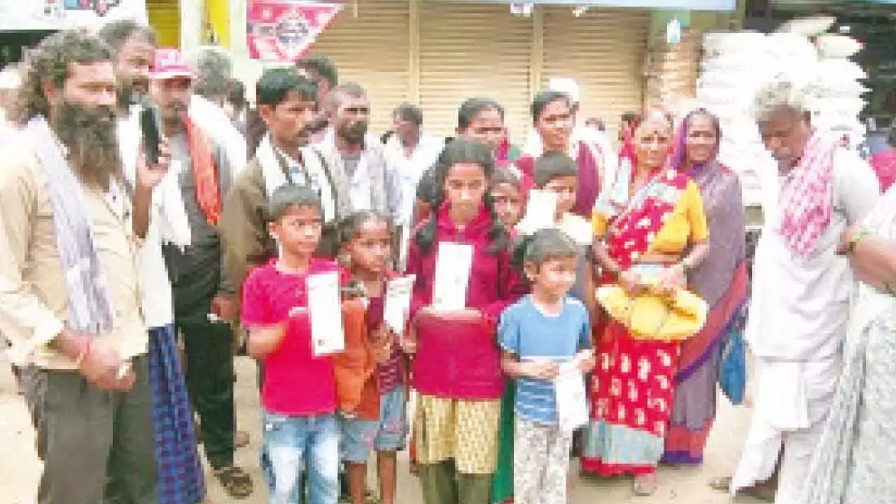 Karnataka: यूरिया के लिए कतार में लगे किसानों के बच्चे, उर्वरक की अव्यवस्था के बीच स्कूल नहीं गए