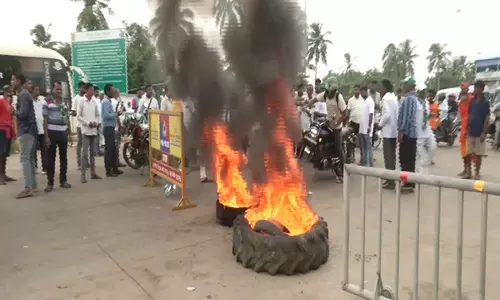 बालागाम मामले में न्याय की मांग को लेकर BJD ने पिपिली टोल गेट पर भुवनेश्वर-पुरी मार्ग जाम किया