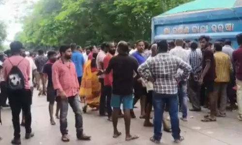 स्कूल से लौटते समय हाइवा ट्रक ने लड़की और उसके पिता को कुचला