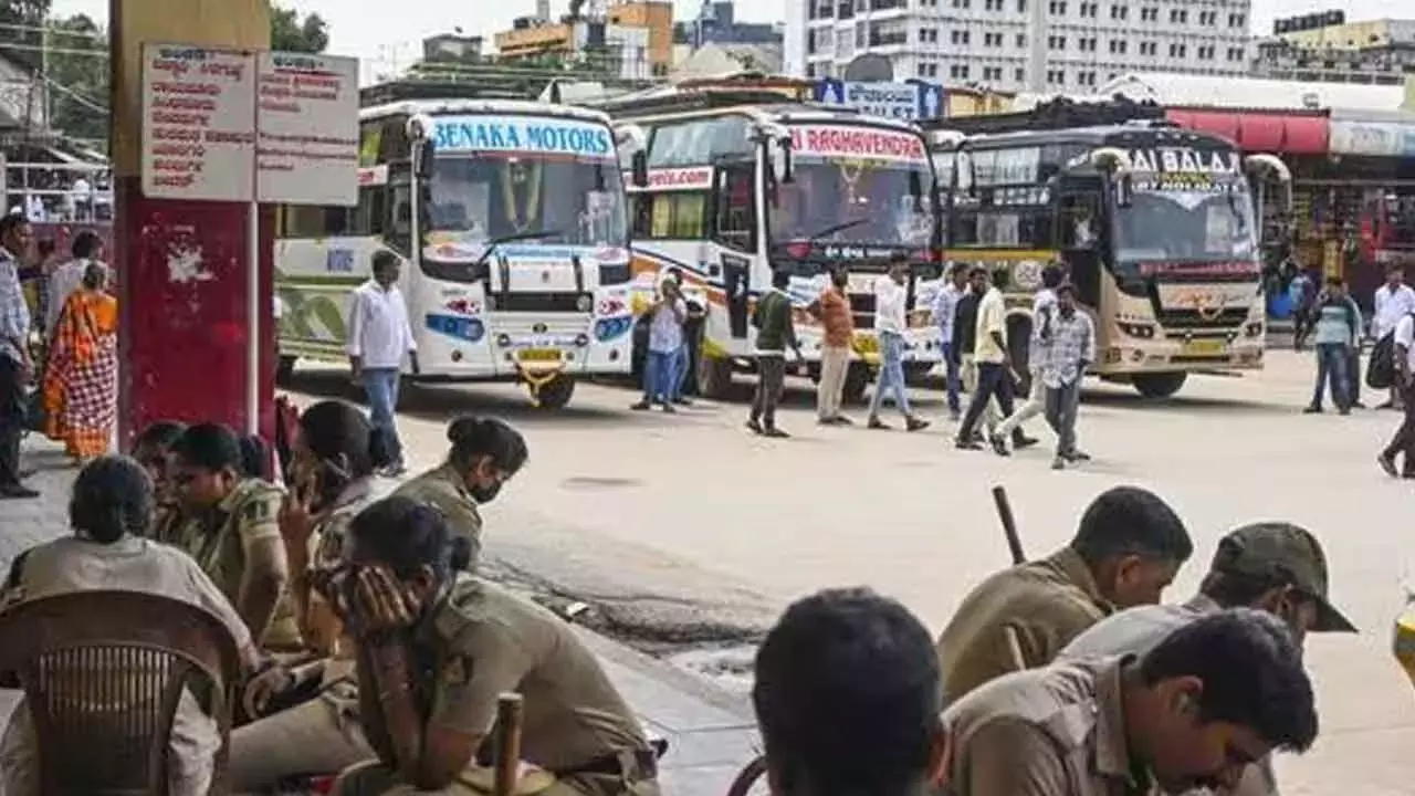 Karnataka: मंगलवार की हड़ताल में शामिल होने पर परिवहन कर्मचारियों को नोटिस Karnataka: मंगलवार की हड़ताल में शामिल होने पर परिवहन कर्मचारियों को नोटिस