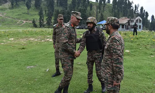 जेके: लेफ्टिनेंट जनरल प्रतीक शर्मा ने दक्षिण कश्मीर में आतंकवाद विरोधी ग्रिड की समीक्षा की जेके: लेफ्टिनेंट जनरल प्रतीक शर्मा ने दक्षिण कश्मीर में आतंकवाद विरोधी ग्रिड की समीक्षा की
