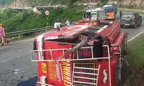 Jammu: दुर्घटना में महिला की मौत, 8 अन्य घायल Jammu: दुर्घटना में महिला की मौत, 8 अन्य घायल