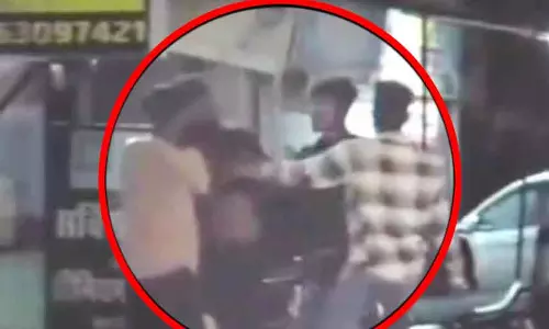 CG BREAKING: शराब दुकान के पास युवक को बेरहमी से पीटा, देखें VIDEO... CG BREAKING: शराब दुकान के पास युवक को बेरहमी से पीटा, देखें VIDEO...