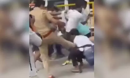 STET परीक्षा विरोध में पटना में पुलिसकर्मी ने युवक को लात मारी STET परीक्षा विरोध में पटना में पुलिसकर्मी ने युवक को लात मारी