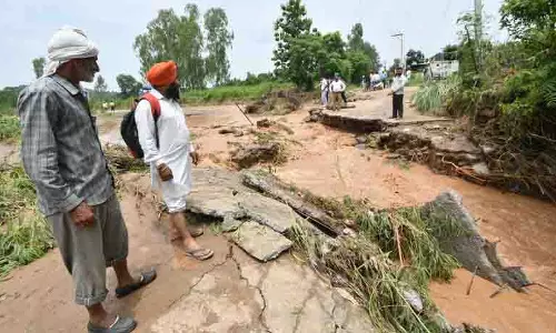 Chandigarh के पांच गांवों का संपर्क टूटा, बारिश के पानी से सड़क क्षतिग्रस्त Chandigarh के पांच गांवों का संपर्क टूटा, बारिश के पानी से सड़क क्षतिग्रस्त