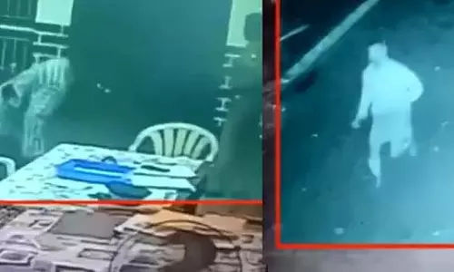 25 लोगों द्वारा पीछा किए गए बुजुर्ग की पुलिस स्टेशन में मौत
