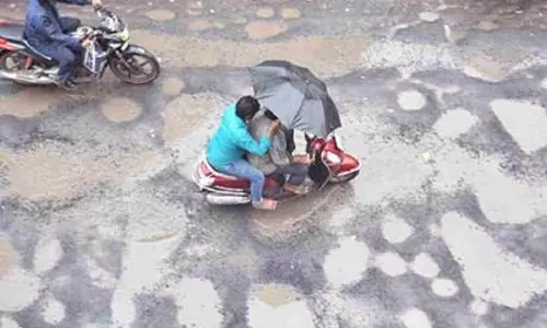 गड्ढों में खो गया डामर! वाड़ी-खरगाँव रोड पर जान हथेली पर लेकर सफ़र