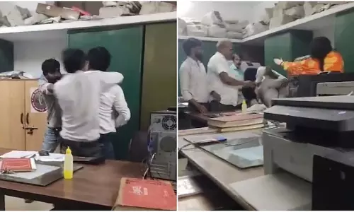 पीडब्ल्यूडी कार्यालय में ठेकेदार और साथियों ने क्लर्क पर किया हमला पीडब्ल्यूडी कार्यालय में ठेकेदार और साथियों ने क्लर्क पर किया हमला