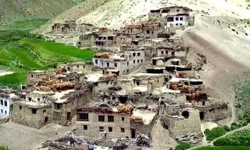 सुधारों के बावजूद, Ladakh के दूरदराज के इलाके अभी भी नेटवर्क की भीड़ से जूझ रहे सुधारों के बावजूद, Ladakh के दूरदराज के इलाके अभी भी नेटवर्क की भीड़ से जूझ रहे