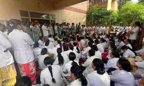 GNDH नर्सिंग स्टाफ ने सहकर्मी पर हमले के खिलाफ प्रदर्शन किया