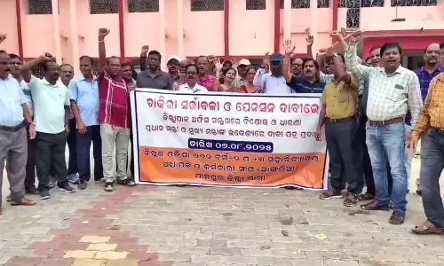 कॉलेज शिक्षकों का विरोध प्रदर्शन, नौकरी शर्तें और पेंशन की मांग