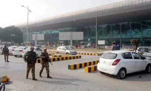 धमकियों के बीच Amritsar के श्री गुरु रामदास जी अंतरराष्ट्रीय हवाई अड्डे पर सुरक्षा कड़ी कर दी गई धमकियों के बीच Amritsar के श्री गुरु रामदास जी अंतरराष्ट्रीय हवाई अड्डे पर सुरक्षा कड़ी कर दी गई