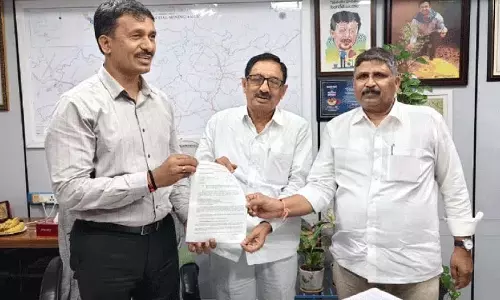 सिंगरेनी के अध्यक्ष एवं प्रबंध निदेशक से श्रमिक मुद्दों के समाधान का अनुरोध