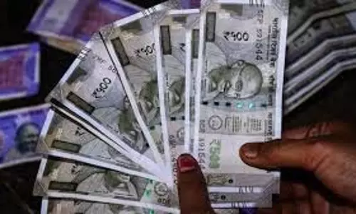 बिहार सरकार के अधिकारी मुमुक्षु चौधरी पर रिश्वत लेकर ठेके देने का आरोप