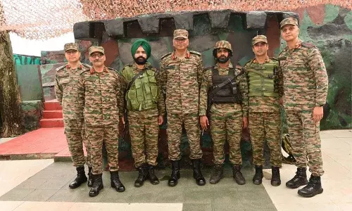 व्हाइट नाइट कोर के GOC ने पुंछ में सुरक्षा की समीक्षा की व्हाइट नाइट कोर के GOC ने पुंछ में सुरक्षा की समीक्षा की