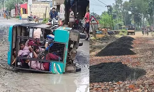 युवा छात्रों की टोटो गाड़ी गड्ढों वाली सड़क पर पलट गई