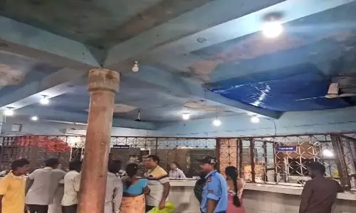 ओडिशा में पॉलीथीन शीट के नीचे चल रहा बैंक