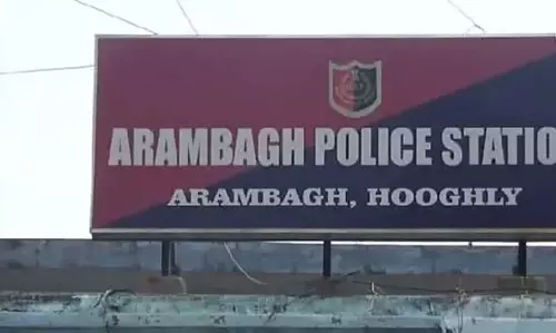 बाढ़ पीड़ितों को भोजन उपलब्ध कराने के लिए पुलिस पहुंची