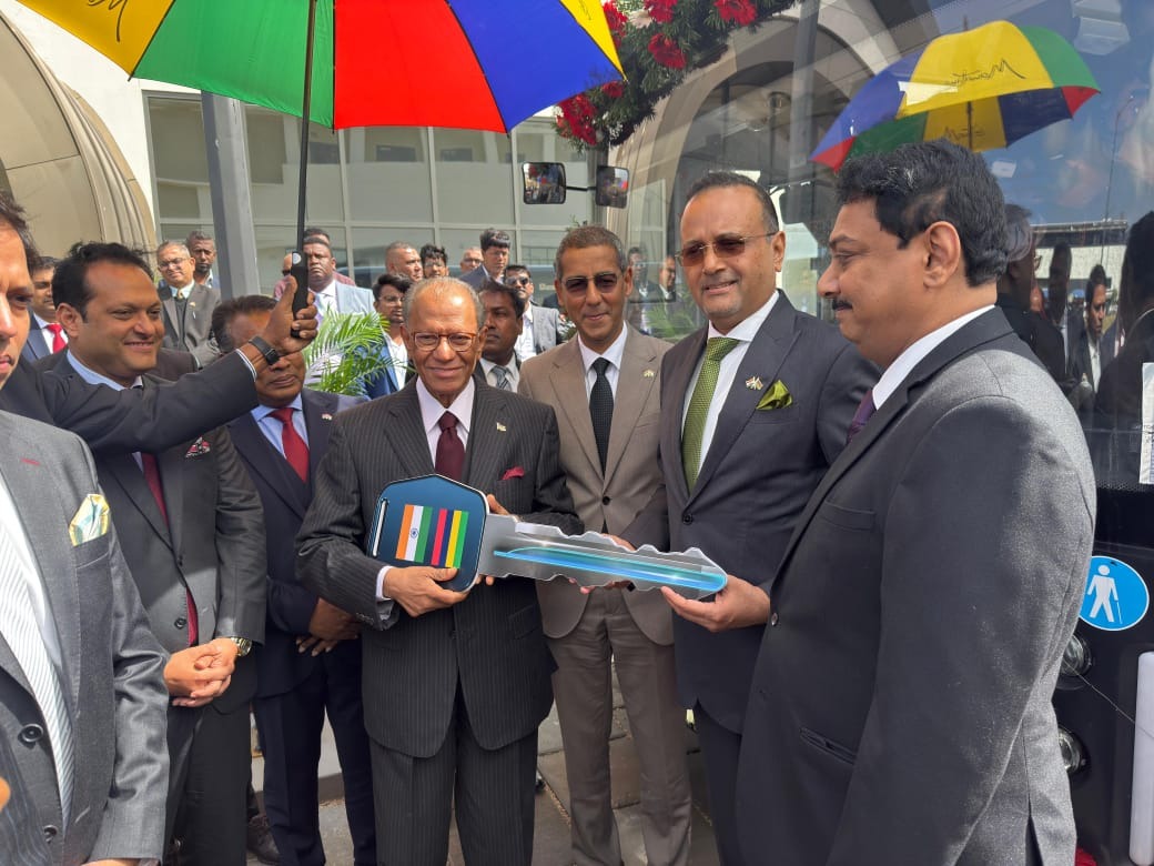 भारत ने Mauritius को 10 इलेक्ट्रिक बसों की पहली खेप सौंपी