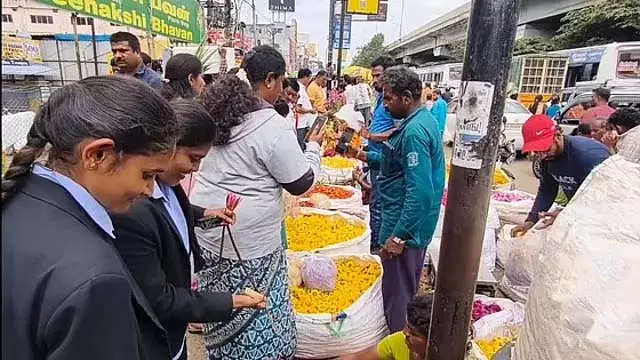होसुर फूल बाजार में कनकम्बरम 1,600 रुपये प्रति किलो बिक रहा है होसुर फूल बाजार में कनकम्बरम 1,600 रुपये प्रति किलो बिक रहा है