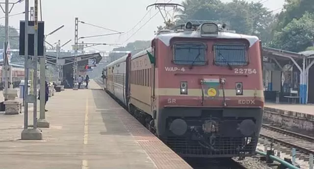 सेलम, इरोड और तिरुप्पुर होते हुए बेंगलुरु और तिरुवनंतपुरम के बीच विशेष ट्रेन सेलम, इरोड और तिरुप्पुर होते हुए बेंगलुरु और तिरुवनंतपुरम के बीच विशेष ट्रेन