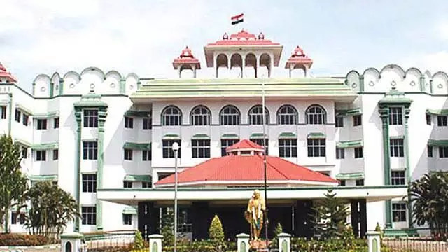 विज्ञापन अवरोधों को हटाने की मांग वाली याचिका: राजमार्ग विभाग के सचिव को जवाब देने का आदेश विज्ञापन अवरोधों को हटाने की मांग वाली याचिका: राजमार्ग विभाग के सचिव को जवाब देने का आदेश