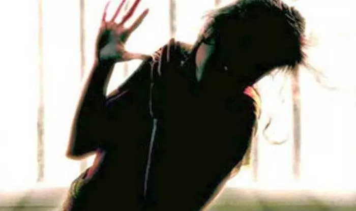 स्कूल में नाबालिग छात्रा से छेड़छाड़ का आरोप, टीचर पर कसा कानून का शिकंजा स्कूल में नाबालिग छात्रा से छेड़छाड़ का आरोप, टीचर पर कसा कानून का शिकंजा
