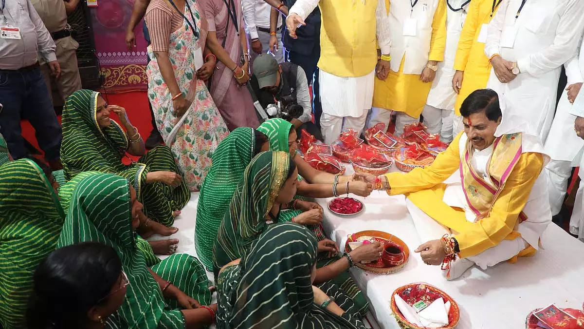 रक्षाबंधन पर लाडली बहनों को मिले ₹1500, CM ने उनके खातों में ट्रांसफर किए रक्षाबंधन पर लाडली बहनों को मिले ₹1500, CM ने उनके खातों में ट्रांसफर किए