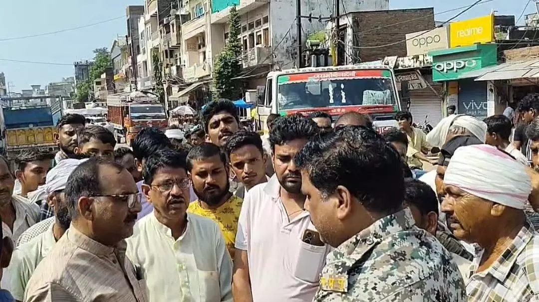 MP : मुरैना में उर्वरक संकट को लेकर किसानों ने सड़क जाम की MP : मुरैना में उर्वरक संकट को लेकर किसानों ने सड़क जाम की