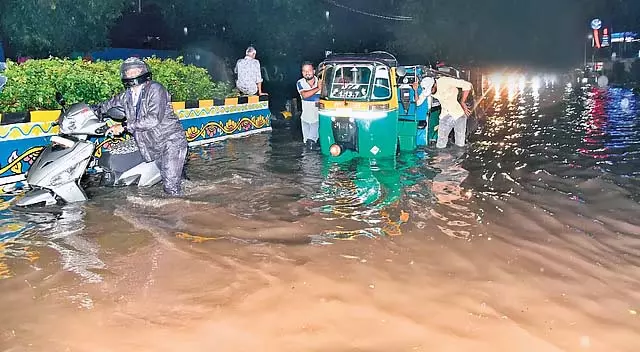 Hyderabad में बादल फटने जैसी बारिश, अचानक बाढ़ की चेतावनी Hyderabad में बादल फटने जैसी बारिश, अचानक बाढ़ की चेतावनी