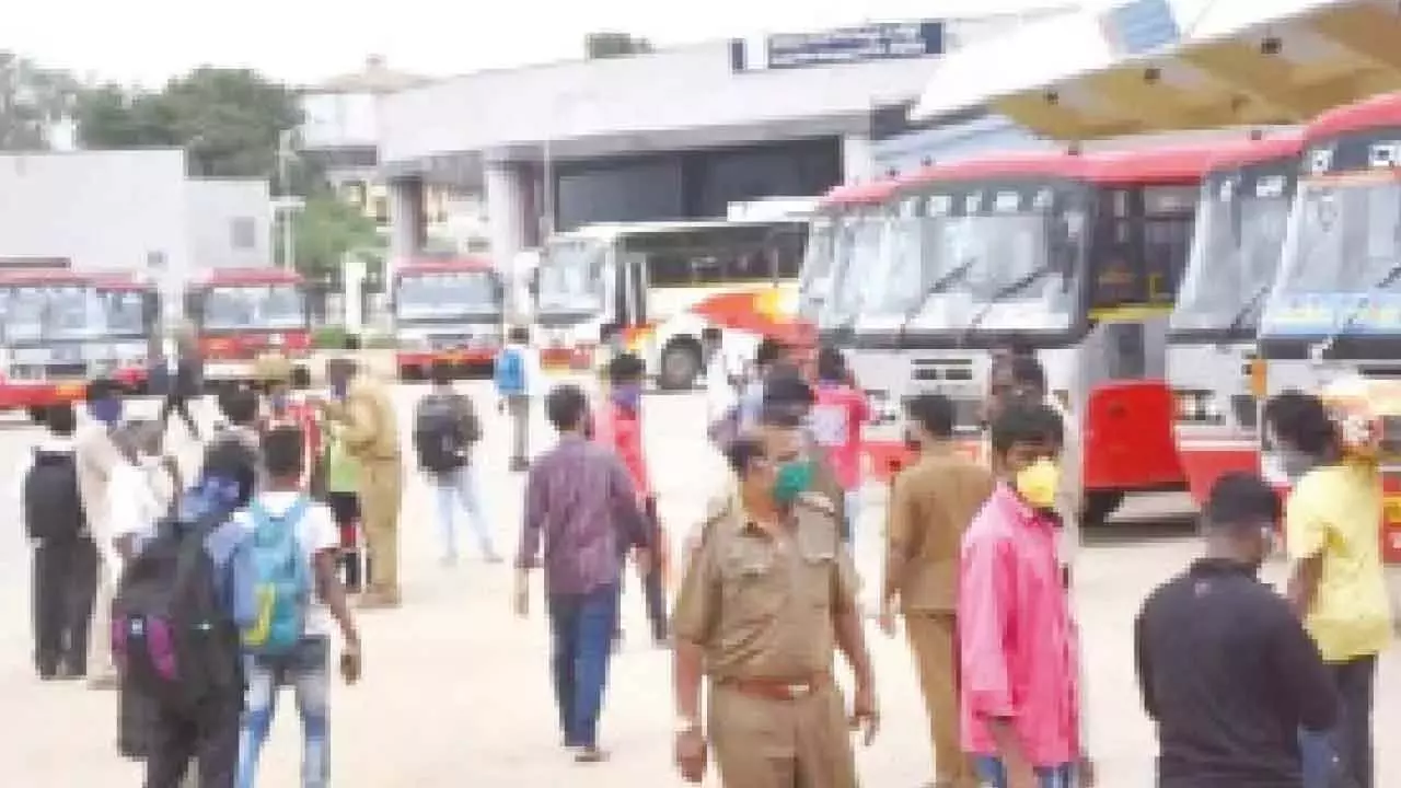 Karnataka: परिवहन कर्मचारियों ने निलंबन-बकाया भुगतान को लेकर सरकार की आलोचना की Karnataka: परिवहन कर्मचारियों ने निलंबन-बकाया भुगतान को लेकर सरकार की आलोचना की