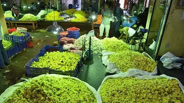 Tamil Nadu : कोयम्बेडु बाजार में फूलों की कीमतों में तेजी से वृद्धि Tamil Nadu : कोयम्बेडु बाजार में फूलों की कीमतों में तेजी से वृद्धि