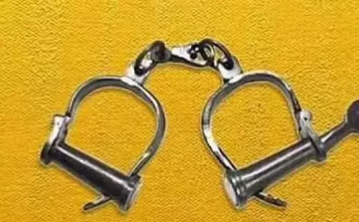 फर्जी पुलिस पहचान पत्र: आभूषण की दुकान का मालिक गिरफ्तार फर्जी पुलिस पहचान पत्र: आभूषण की दुकान का मालिक गिरफ्तार