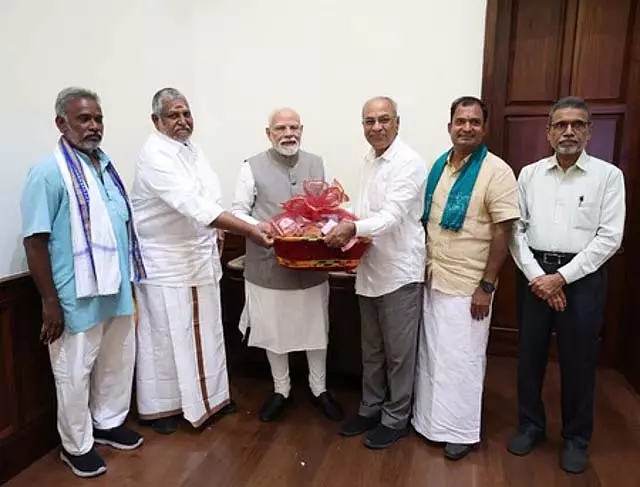 प्रधानमंत्री मोदी ने तमिलनाडु के किसानों से मुलाकात की प्रधानमंत्री मोदी ने तमिलनाडु के किसानों से मुलाकात की