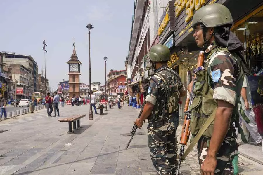Jammu-Kashmir में किताबें जब्त करने के मनोज सिन्हा के आदेश पर संपादकीय Jammu-Kashmir में किताबें जब्त करने के मनोज सिन्हा के आदेश पर संपादकीय