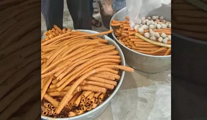 कश्मीर की खाद्य श्रृंखला उजागर: 2500 कबाब, 150 किलो गोश्तबा, 1000 किलो असुरक्षित मांस जब्त कश्मीर की खाद्य श्रृंखला उजागर: 2500 कबाब, 150 किलो गोश्तबा, 1000 किलो असुरक्षित मांस जब्त