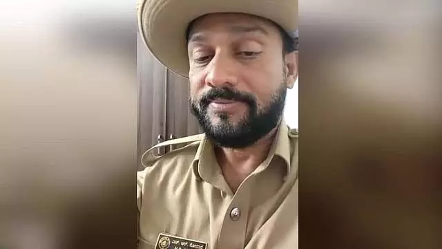 खाकी वर्दी पहनकर चोर बनने पर कांस्टेबल को ड्यूटी में लापरवाही बरतने के आरोप में निलंबित कर दिया खाकी वर्दी पहनकर चोर बनने पर कांस्टेबल को ड्यूटी में लापरवाही बरतने के आरोप में निलंबित कर दिया