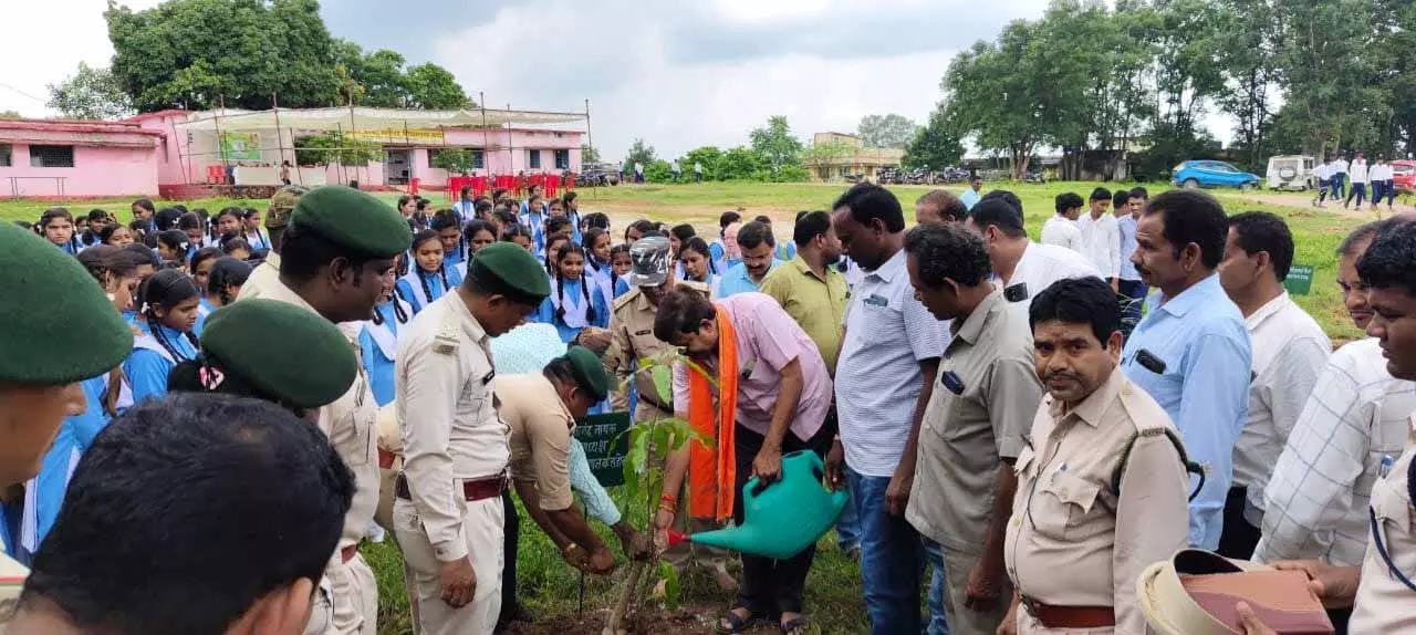 एक पेड़ माँ के नाम अभियान अंतर्गत स्कूल प्रांगण बया में किया गया वृक्षारोपण एक पेड़ माँ के नाम अभियान अंतर्गत स्कूल प्रांगण बया में किया गया वृक्षारोपण
