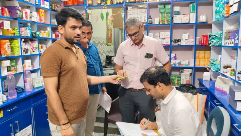 एमटीपी किट की अनाधिकृत बिक्री के लिए दो मेडिकल स्टोर मालिकों पर मामला दर्ज एमटीपी किट की अनाधिकृत बिक्री के लिए दो मेडिकल स्टोर मालिकों पर मामला दर्ज