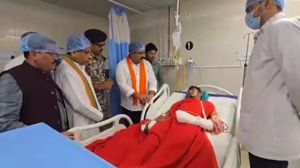 IED ब्लास्ट में घायल युवक से मिले गृहमंत्री विजय शर्मा, वीडियो IED ब्लास्ट में घायल युवक से मिले गृहमंत्री विजय शर्मा, वीडियो