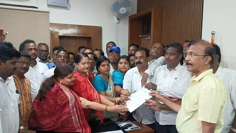 Kendrapara की लड़की की मौत पर फिर राजनीतिक घमासान Kendrapara की लड़की की मौत पर फिर राजनीतिक घमासान