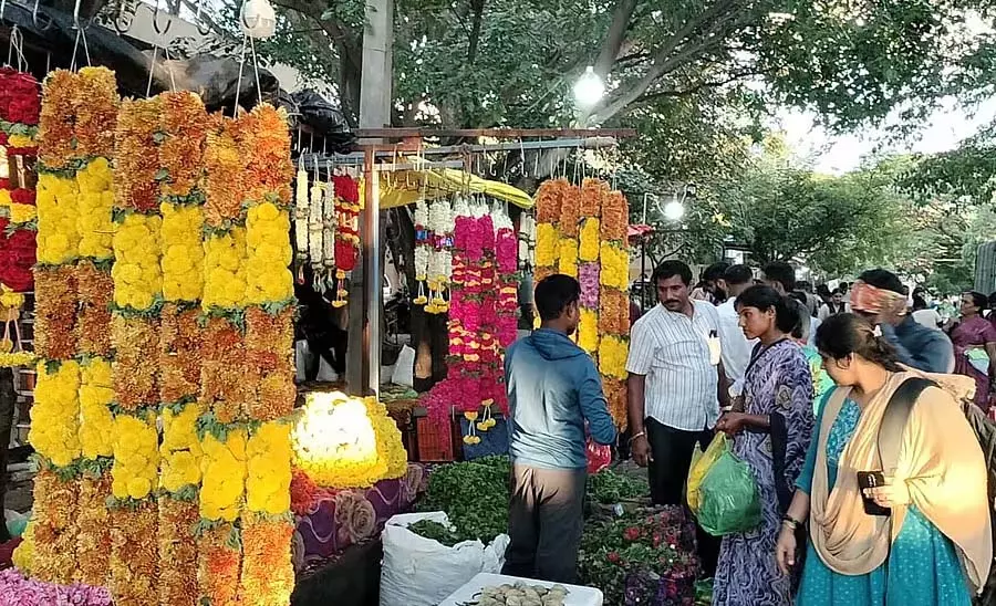 Doddaballapura : त्योहार के लिए खरीदारी की होड़ Doddaballapura : त्योहार के लिए खरीदारी की होड़