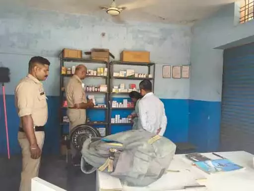 केयर टेकर बेच रहा था दवाई, मेडिकल स्टोर सील केयर टेकर बेच रहा था दवाई, मेडिकल स्टोर सील