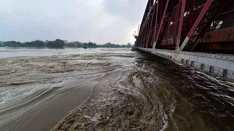 यमुना का जलस्तर चेतावनी से ऊपर, दिल्ली में बाढ़ का खतरा बढ़ा यमुना का जलस्तर चेतावनी से ऊपर, दिल्ली में बाढ़ का खतरा बढ़ा