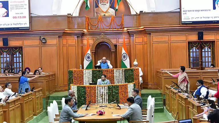 कैग के निष्कर्षों पर दिल्ली विधानसभा में हंगामा कैग के निष्कर्षों पर दिल्ली विधानसभा में हंगामा