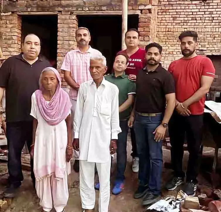 NGO ने नई आबादी में बारिश के कारण ढहे बुजुर्ग दंपति के घर का पुनर्निर्माण किया NGO ने नई आबादी में बारिश के कारण ढहे बुजुर्ग दंपति के घर का पुनर्निर्माण किया