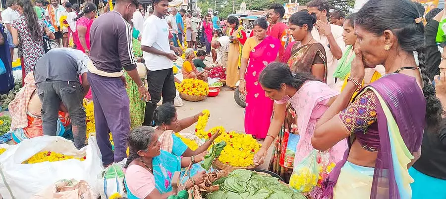 Koratagere : मूल्य वृद्धि के बीच भी उत्साह बरकरार Koratagere : मूल्य वृद्धि के बीच भी उत्साह बरकरार