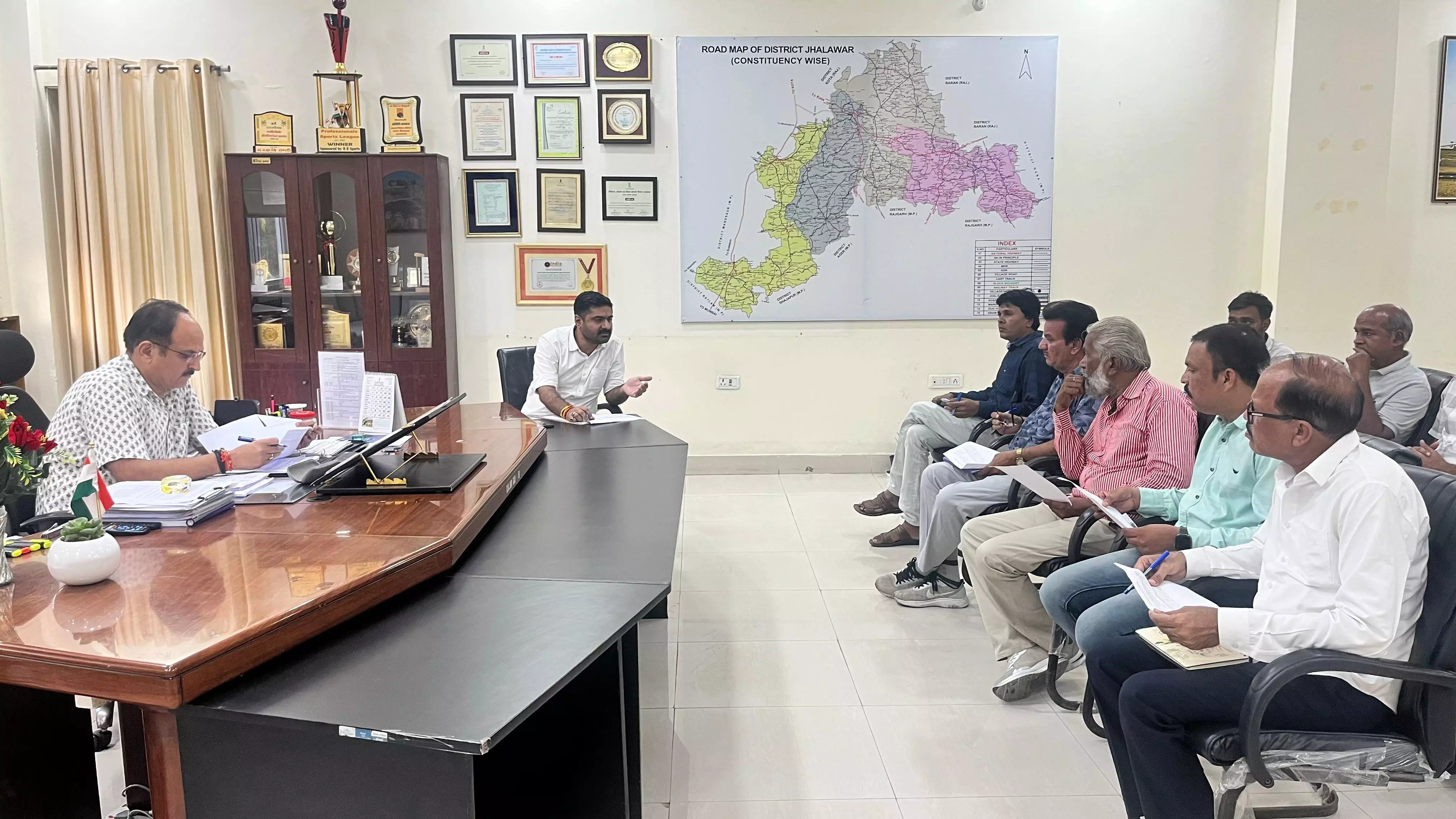 Jhalawar: गहन पुनरीक्षण कार्यक्रम में मतदान केंद्रों के पुनर्गठन के मुद्दे पर विचार Jhalawar: गहन पुनरीक्षण कार्यक्रम में मतदान केंद्रों के पुनर्गठन के मुद्दे पर विचार