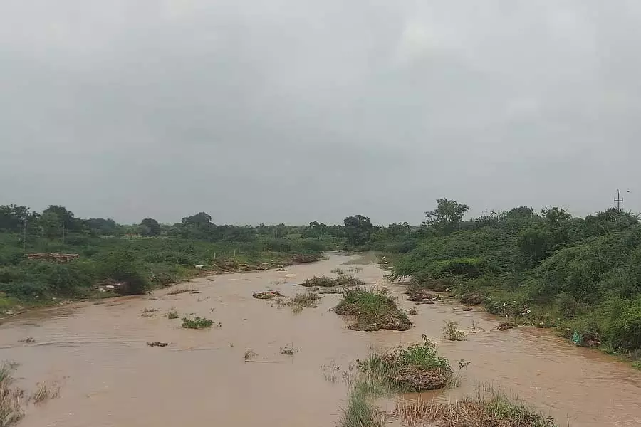 Badami : मूसलाधार बारिश के कारण खड्डों में बाढ़ आ गई है Badami : मूसलाधार बारिश के कारण खड्डों में बाढ़ आ गई है