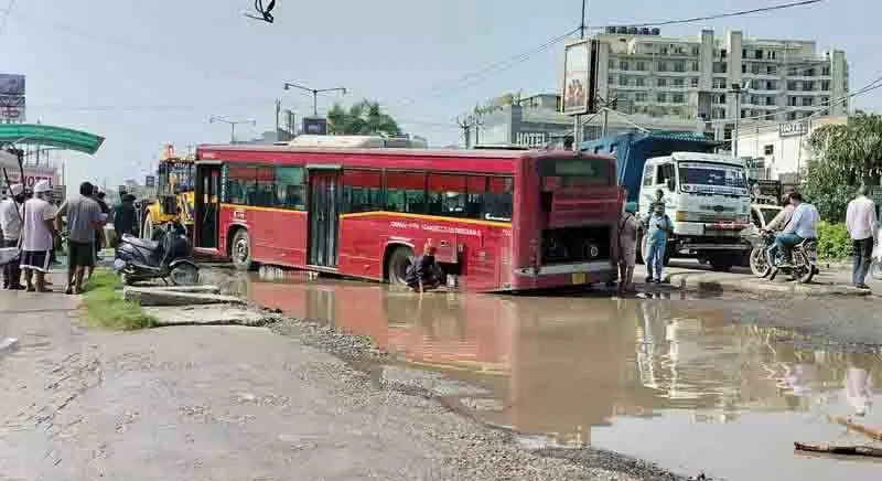 Mohali की सड़कों पर गड्ढे में फंसी बस पर मीम्स की बाढ़ Mohali की सड़कों पर गड्ढे में फंसी बस पर मीम्स की बाढ़